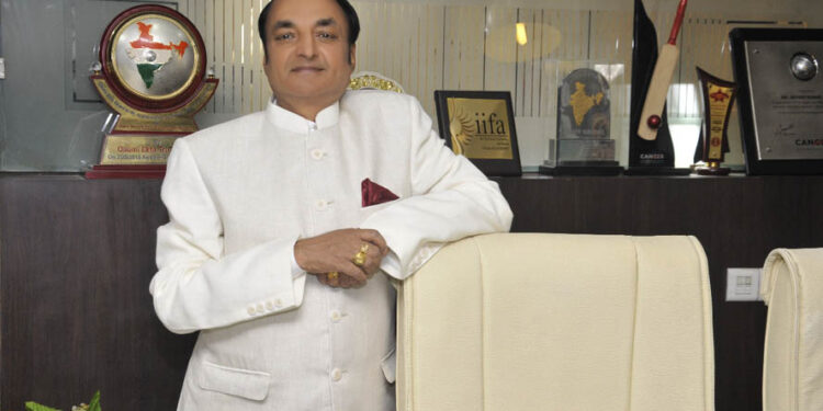 Moradabad activist Arvind Goel distributes 1,000 mud pots to give birds water